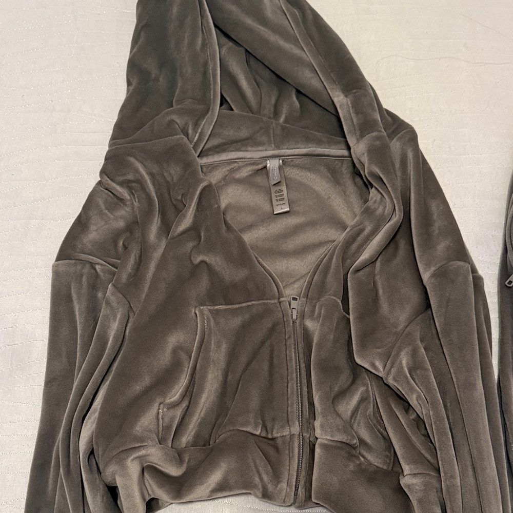 SKIMS Gray Velour Track Pants & Hoodie Set - Picture 5 of 5